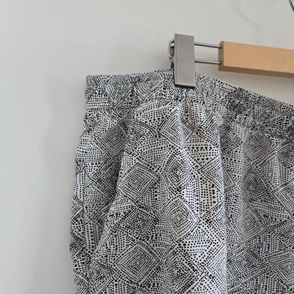 Old Navy Black & White Print Rayon Shorts - Picture 4 of 6